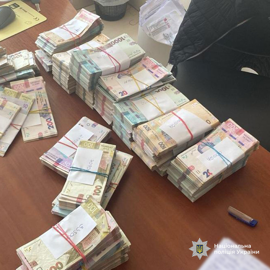 Присвоили более 3,3 млн. грн. на восстановлении жилья после обстрелов: в Днепре разоблачен чиновник горсовета и сообщники Присвоили более 3,3 млн. грн. на восстановлении жилья после обстрелов: в Днепре разоблачен чиновник горсовета и сообщники