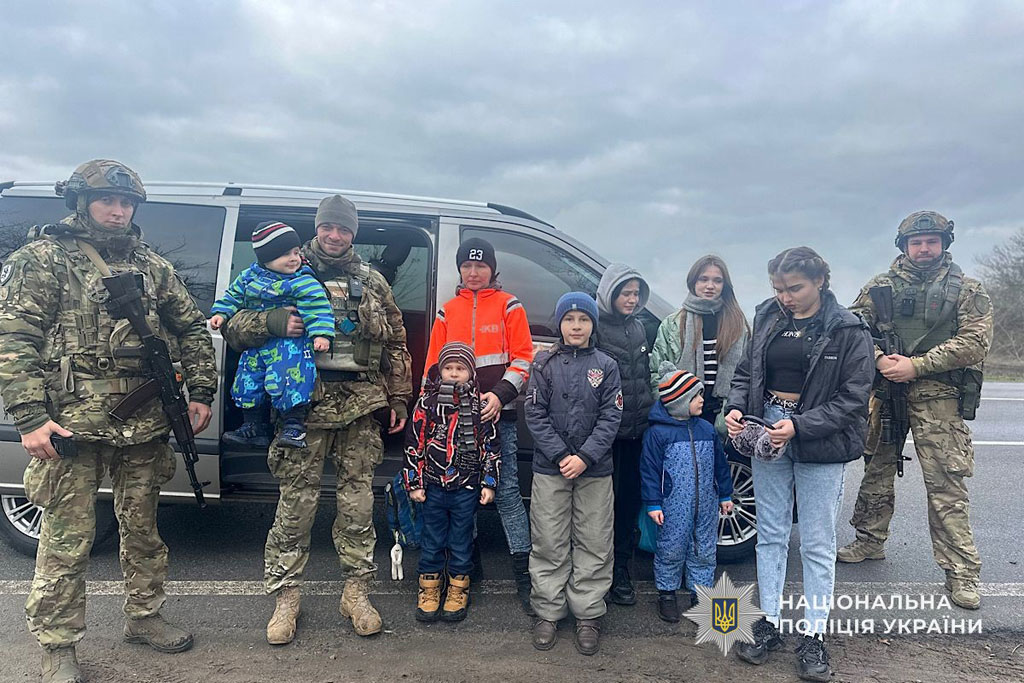 Со слезами на глазах покидали родной дом: полицейские «Белые ангелы» эвакуировали из Никополя многодетную семью Со слезами на глазах покидали родной дом: полицейские «Белые ангелы» эвакуировали из Никополя многодетную семью