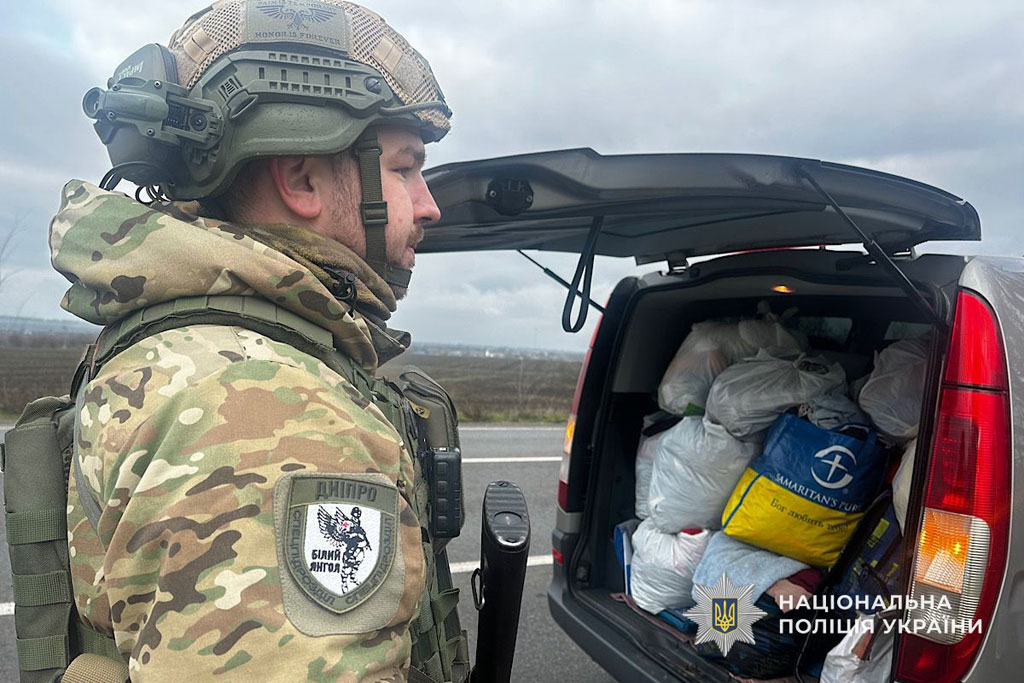 Со слезами на глазах покидали родной дом: полицейские «Белые ангелы» эвакуировали из Никополя многодетную семью Со слезами на глазах покидали родной дом: полицейские «Белые ангелы» эвакуировали из Никополя многодетную семью
