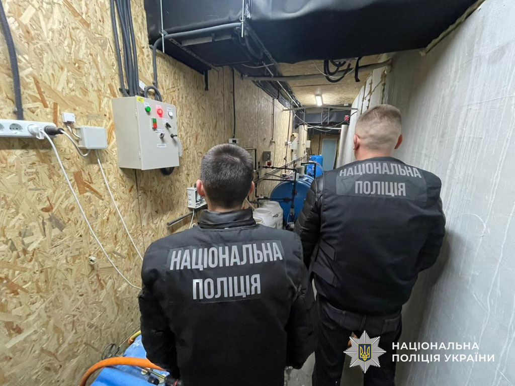 Оборудовал ангар под нарколабораторию: в Днепре полицейские разоблачили мужчину на масштабном выращивании конопли Оборудовал ангар под нарколабораторию: в Днепре полицейские разоблачили мужчину на масштабном выращивании конопли