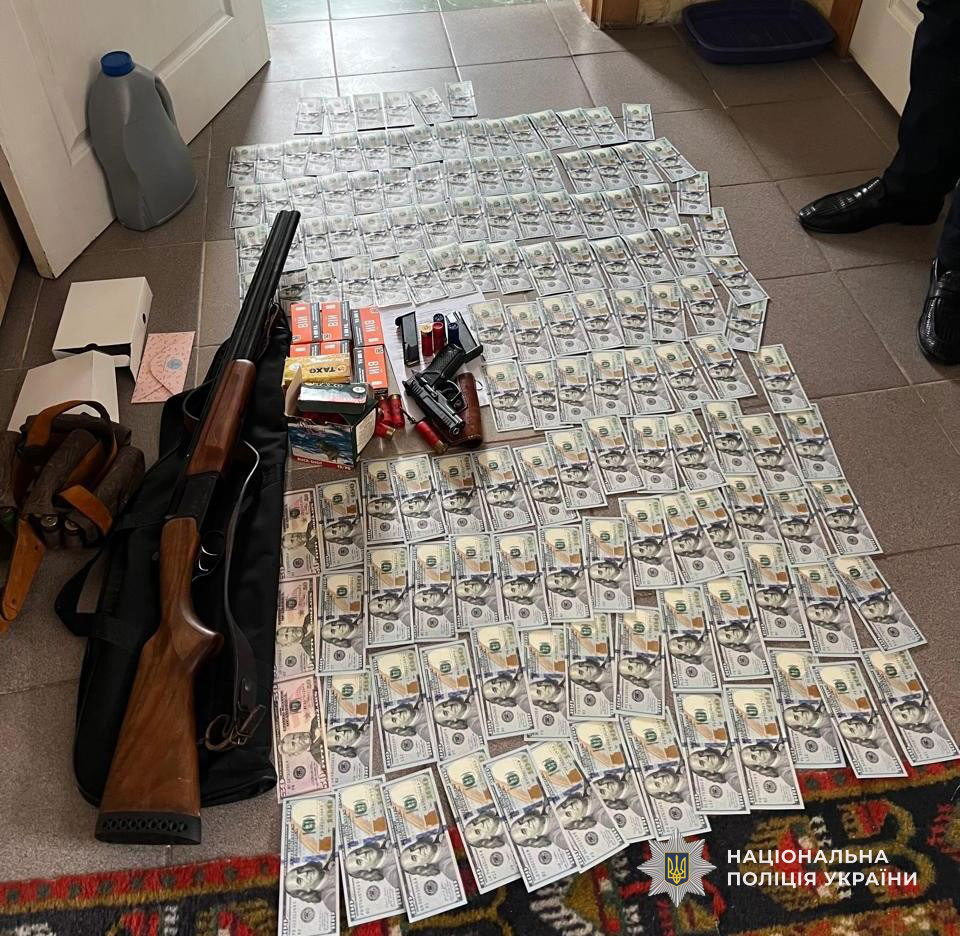 Взятки за фиктивные водительские документы: подозреваются трое жителей Днепропетровщины Взятки за фиктивные водительские документы: подозреваются трое жителей Днепропетровщины