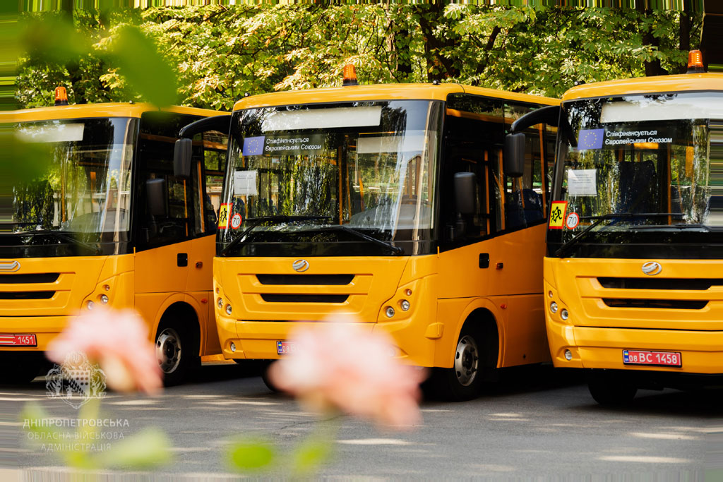 С местами для учащихся, передвигающихся на колесных креслах: новые и инклюзивные школьные автобусы передали общинам Днепропетровской области С местами для учащихся, передвигающихся на колесных креслах: новые и инклюзивные школьные автобусы передали общинам Днепропетровской области