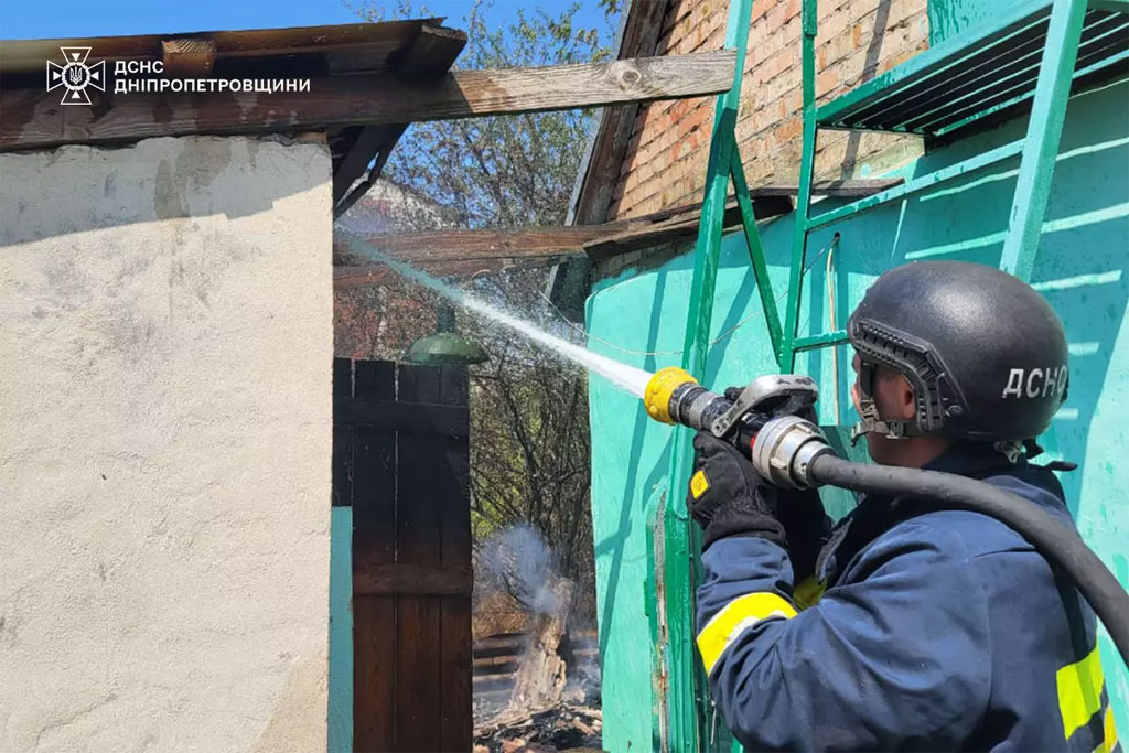 В Никополе пожарные ликвидировали пожары, возникшие из-за обстрелов В Никополе пожарные ликвидировали пожары, возникшие из-за обстрелов