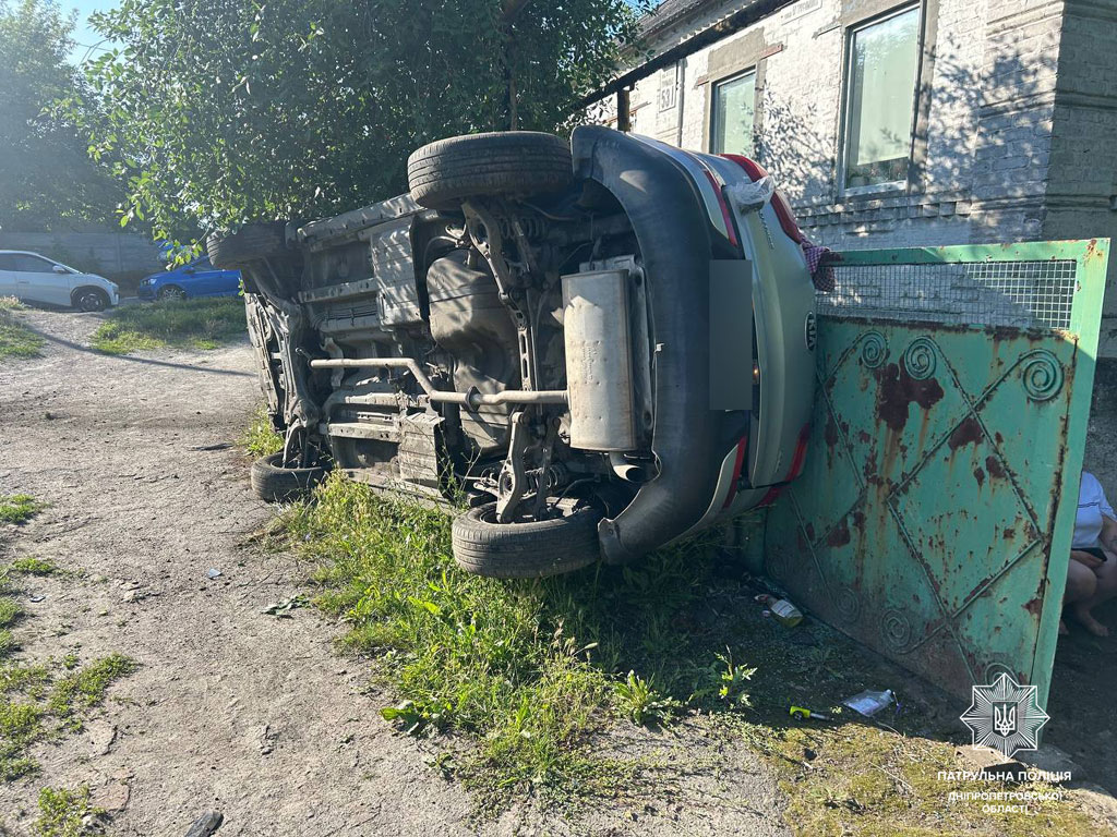 В Днепре автомобиль Kiа на большой скорости въехал в забор частного дома и опрокинулся В Днепре автомобиль Kiа на большой скорости въехал в забор частного дома и опрокинулся