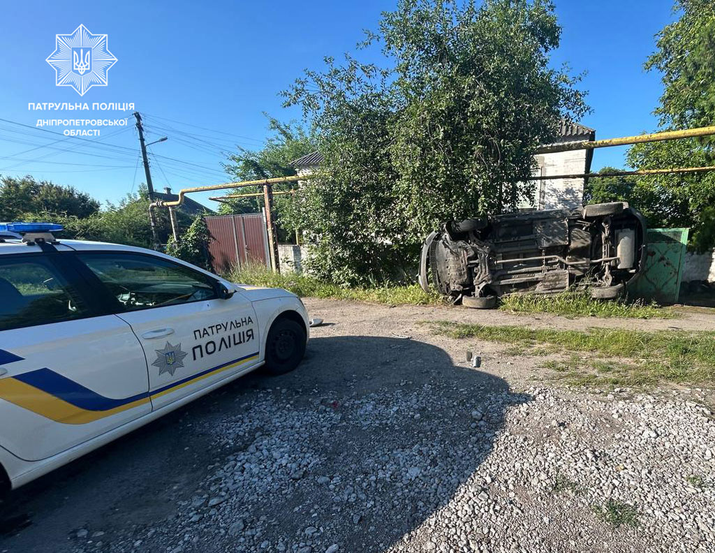 В Днепре автомобиль Kiа на большой скорости въехал в забор частного дома и опрокинулся В Днепре автомобиль Kiа на большой скорости въехал в забор частного дома и опрокинулся