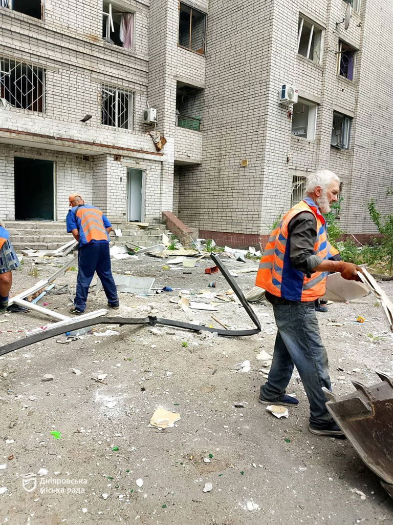 Работают непрерывно: коммунальщики продолжают устранять последствия вражеской атаки по Днепру 24 июня Работают непрерывно: коммунальщики продолжают устранять последствия вражеской атаки по Днепру 24 июня