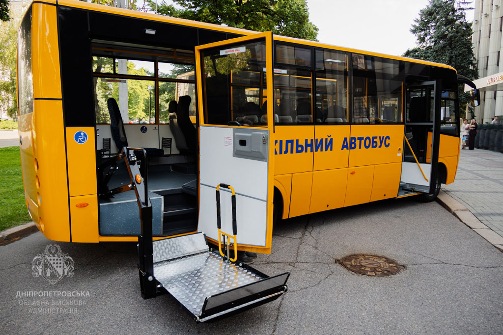 10 школьных автобусов передали общинам Днепропетровской области 10 школьных автобусов передали общинам Днепропетровской области