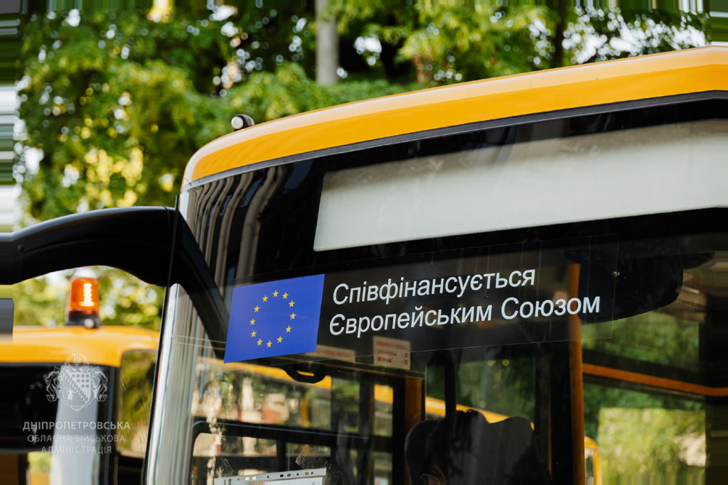 10 школьных автобусов передали общинам Днепропетровской области 10 школьных автобусов передали общинам Днепропетровской области