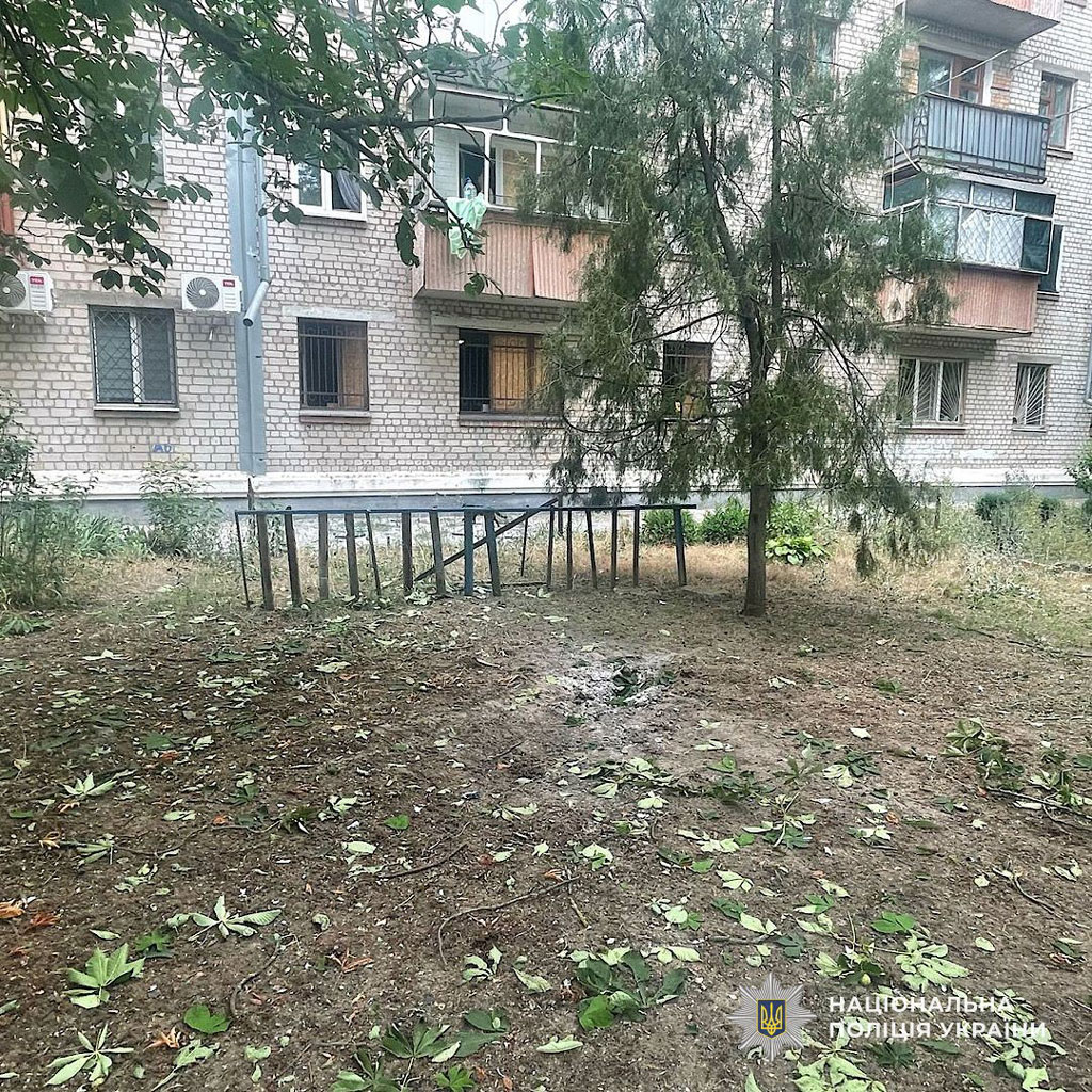 Громады Никопольского и Днепровского районов находились под вражеским огнем: следственно-оперативные группы полиции зафиксировали последствия российских ударов Громады Никопольского и Днепровского районов находились под вражеским огнем: следственно-оперативные группы полиции зафиксировали последствия российских ударов