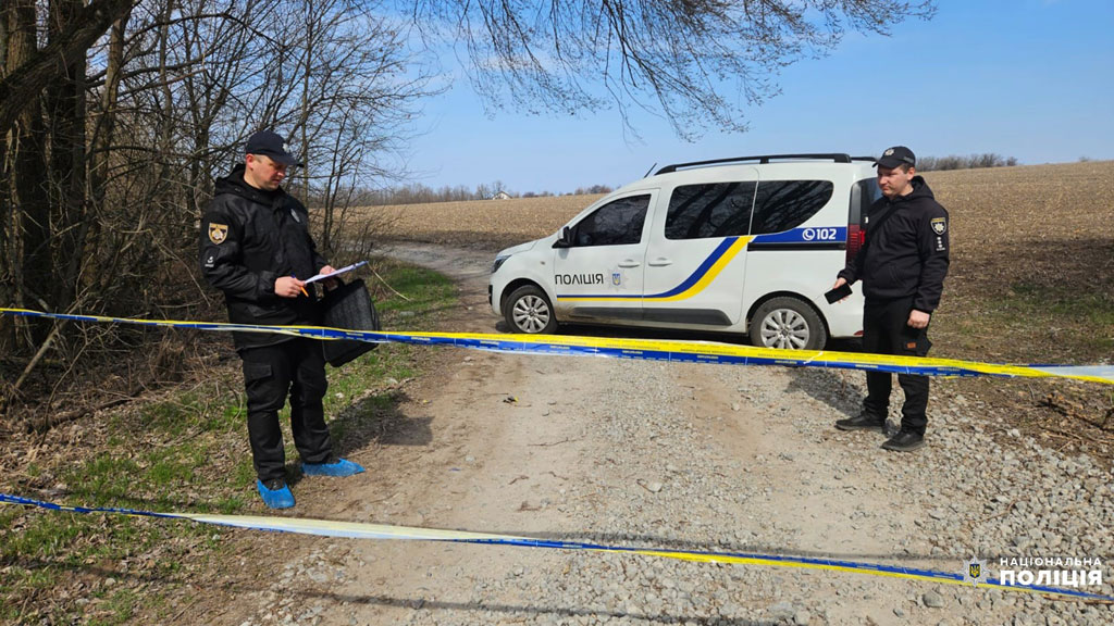 Полиция работает на месте обнаружения тела мужчины на обочине автодороги в Каменском районе Полиция работает на месте обнаружения тела мужчины на обочине автодороги в Каменском районе