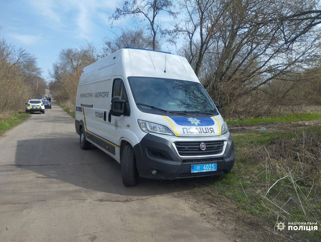 Полиция работает на месте обнаружения тела мужчины на обочине автодороги в Каменском районе Полиция работает на месте обнаружения тела мужчины на обочине автодороги в Каменском районе