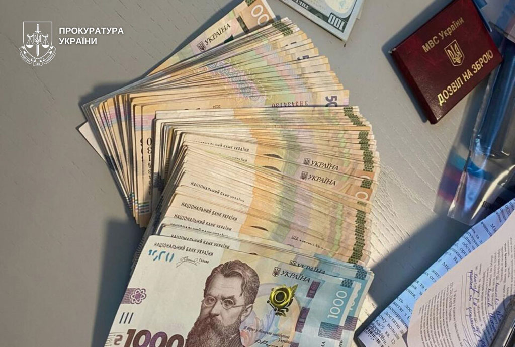 Требовали 50 тысяч долларов США несуществующего долга — в Кривом Роге будут судить группу лиц Требовали 50 тысяч долларов США несуществующего долга — в Кривом Роге будут судить группу лиц