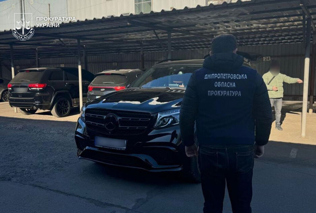 Требовали 50 тысяч долларов США несуществующего долга — в Кривом Роге будут судить группу лиц Требовали 50 тысяч долларов США несуществующего долга — в Кривом Роге будут судить группу лиц