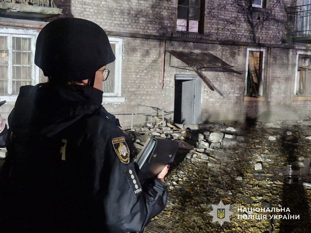 Полиция работает на месте массированной атаки беспилотников на город Каменское: повреждены жилые многоэтажки, пострадали люди Полиция работает на месте массированной атаки беспилотников на город Каменское: повреждены жилые многоэтажки, пострадали люди