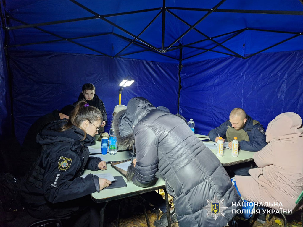 Полиция работает на месте массированной атаки беспилотников на город Каменское: повреждены жилые многоэтажки, пострадали люди Полиция работает на месте массированной атаки беспилотников на город Каменское: повреждены жилые многоэтажки, пострадали люди