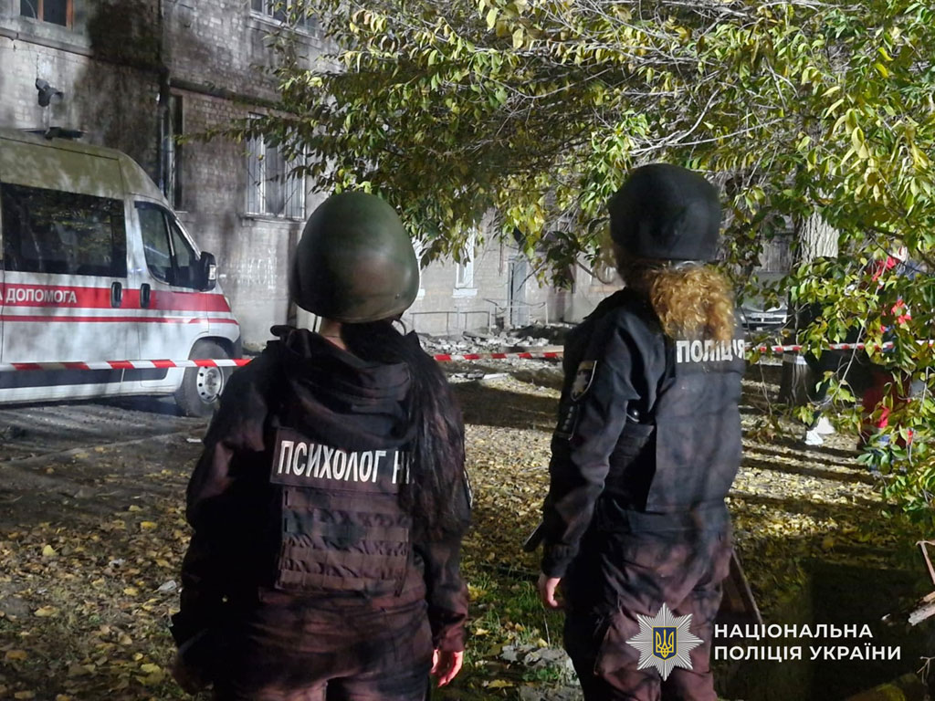 Полиция работает на месте массированной атаки беспилотников на город Каменское: повреждены жилые многоэтажки, пострадали люди Полиция работает на месте массированной атаки беспилотников на город Каменское: повреждены жилые многоэтажки, пострадали люди