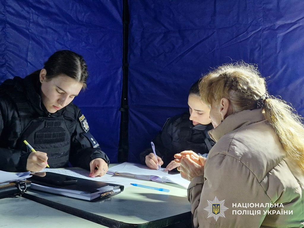 Полиция работает на месте массированной атаки беспилотников на город Каменское: повреждены жилые многоэтажки, пострадали люди Полиция работает на месте массированной атаки беспилотников на город Каменское: повреждены жилые многоэтажки, пострадали люди