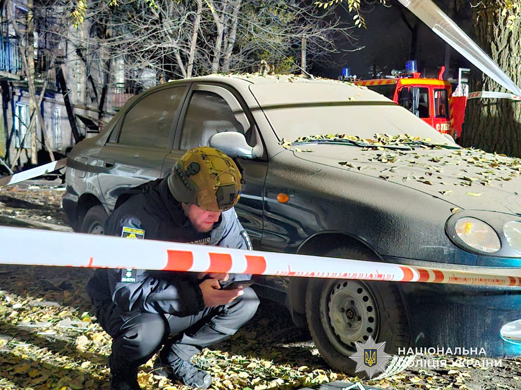 Полиция работает на месте массированной атаки беспилотников на город Каменское: повреждены жилые многоэтажки, пострадали люди Полиция работает на месте массированной атаки беспилотников на город Каменское: повреждены жилые многоэтажки, пострадали люди