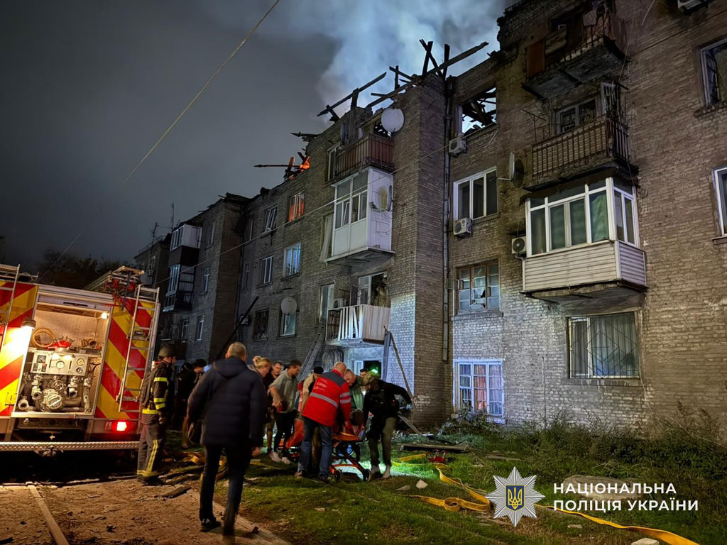 Полиция работает на месте массированной атаки беспилотников на город Каменское: повреждены жилые многоэтажки, пострадали люди Полиция работает на месте массированной атаки беспилотников на город Каменское: повреждены жилые многоэтажки, пострадали люди