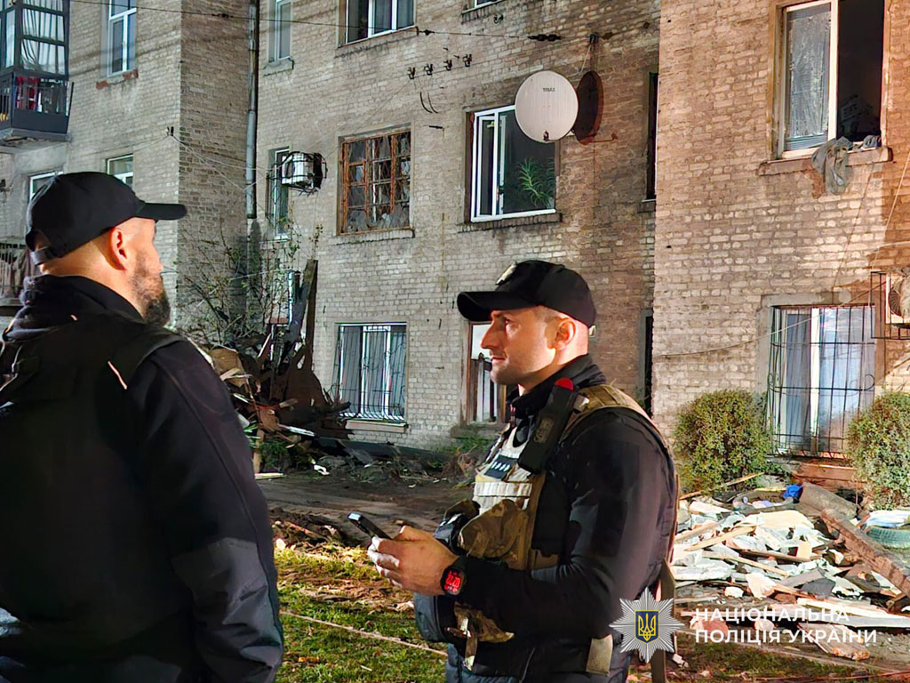 Полиция работает на месте массированной атаки беспилотников на город Каменское: повреждены жилые многоэтажки, пострадали люди Полиция работает на месте массированной атаки беспилотников на город Каменское: повреждены жилые многоэтажки, пострадали люди