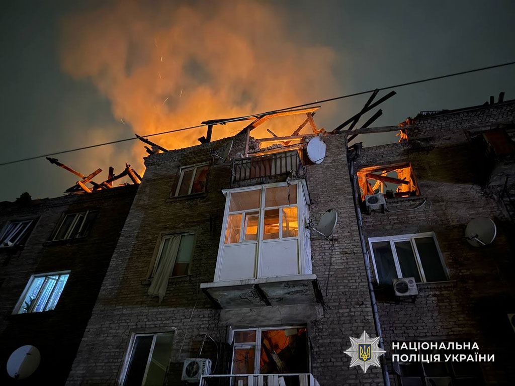 Полиция работает на месте массированной атаки беспилотников на город Каменское: повреждены жилые многоэтажки, пострадали люди Полиция работает на месте массированной атаки беспилотников на город Каменское: повреждены жилые многоэтажки, пострадали люди