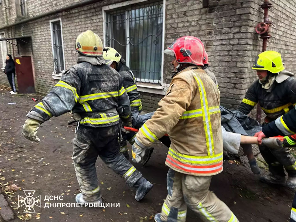 В Каменском спасатели достали из-под завалов многоэтажки тело мужчины В Каменском спасатели достали из-под завалов многоэтажки тело мужчины