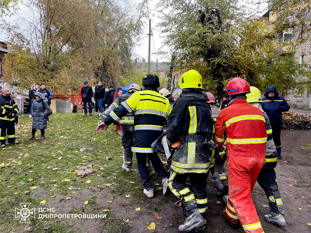 В Каменском спасатели достали из-под завалов многоэтажки тело мужчины В Каменском спасатели достали из-под завалов многоэтажки тело мужчины