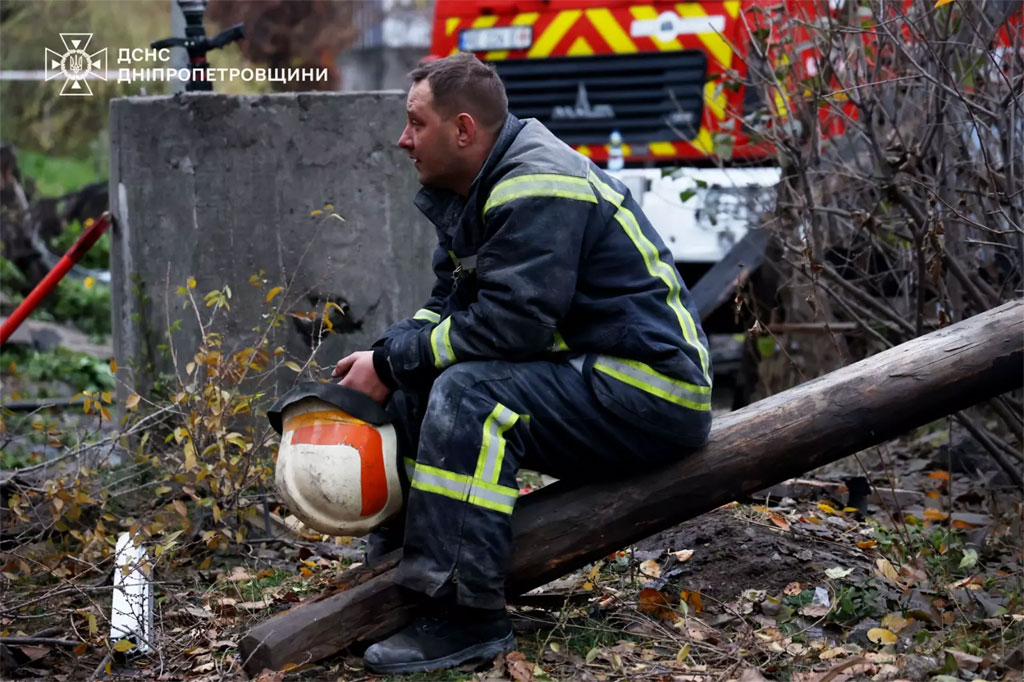 В Каменском спасатели достали из-под завалов многоэтажки тело мужчины В Каменском спасатели достали из-под завалов многоэтажки тело мужчины