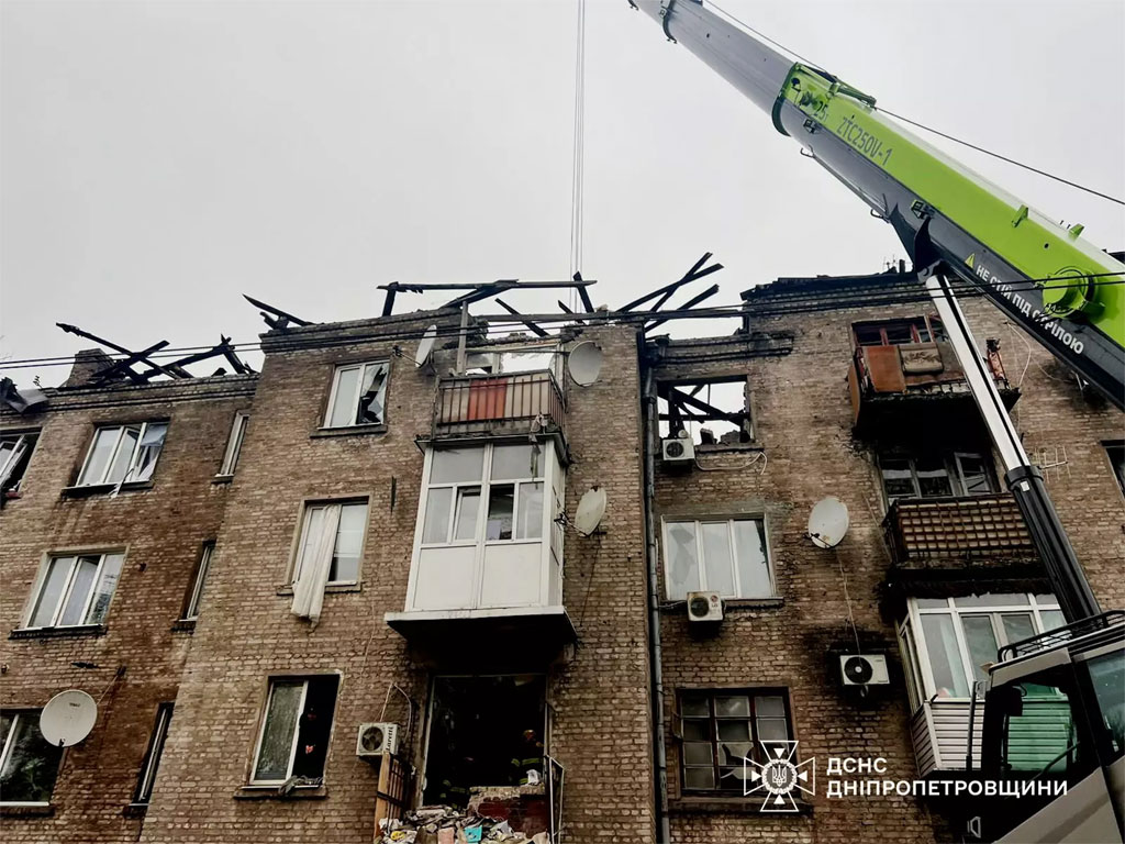 В Каменском спасатели достали из-под завалов многоэтажки тело мужчины В Каменском спасатели достали из-под завалов многоэтажки тело мужчины