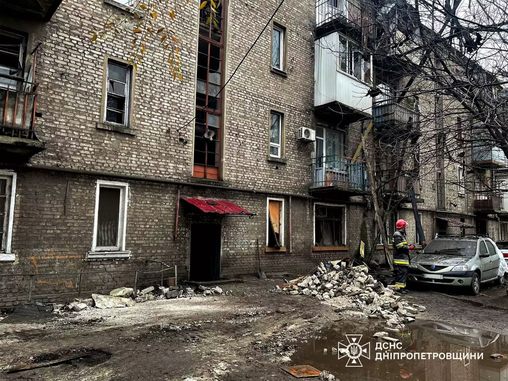 В Каменском спасатели достали из-под завалов многоэтажки тело мужчины В Каменском спасатели достали из-под завалов многоэтажки тело мужчины