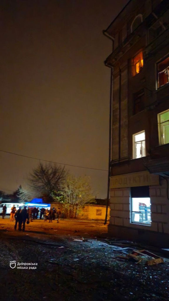 Днепр оперативно ликвидирует последствия шахедной атаки РФ 6 ноября: на месте работают коммунальщики, ГСЧС и благотворители Днепр оперативно ликвидирует последствия шахедной атаки РФ 6 ноября: на месте работают коммунальщики, ГСЧС и благотворители