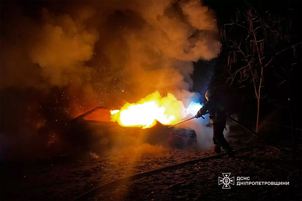В г. Днепр чрезвычайники ликвидировали возгорание легкового автомобиля В г. Днепр чрезвычайники ликвидировали возгорание легкового автомобиля