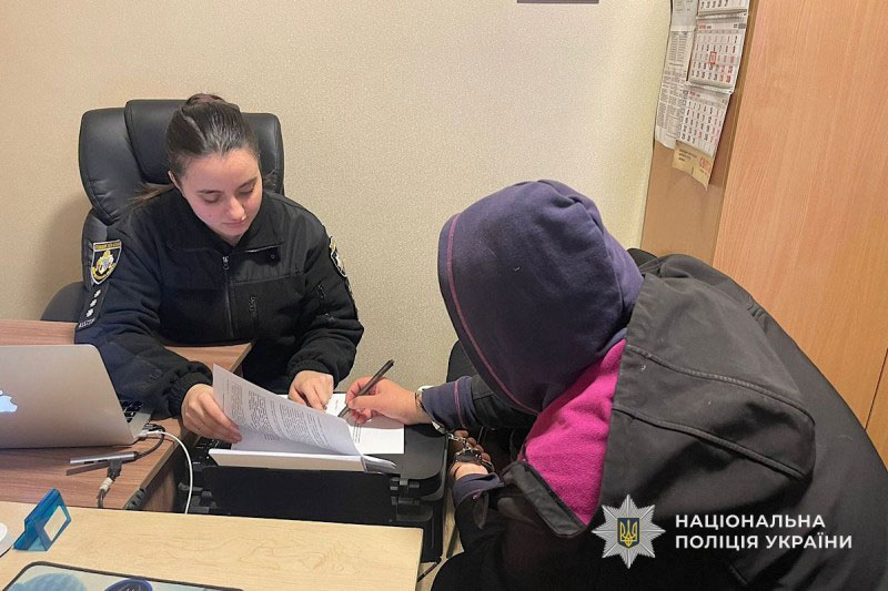 Полиция г. Кривой Рог задержала 20 летнюю подозреваемую в ограблении женщины Полиция г. Кривой Рог задержала 20 летнюю подозреваемую в ограблении женщины