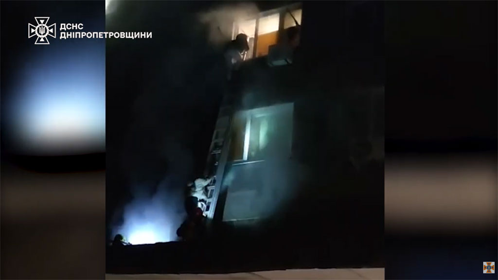 В Днепре ликвидируя пожар в многоэтажке, пожарные спасли 8 человек В Днепре ликвидируя пожар в многоэтажке, пожарные спасли 8 человек