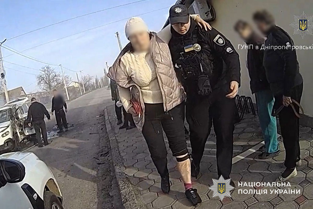 Под атакой вражеского дрона: полицейские Никопольщины эвакуировали раненую женщину во время российской атаки Под атакой вражеского дрона: полицейские Никопольщины эвакуировали раненую женщину во время российской атаки