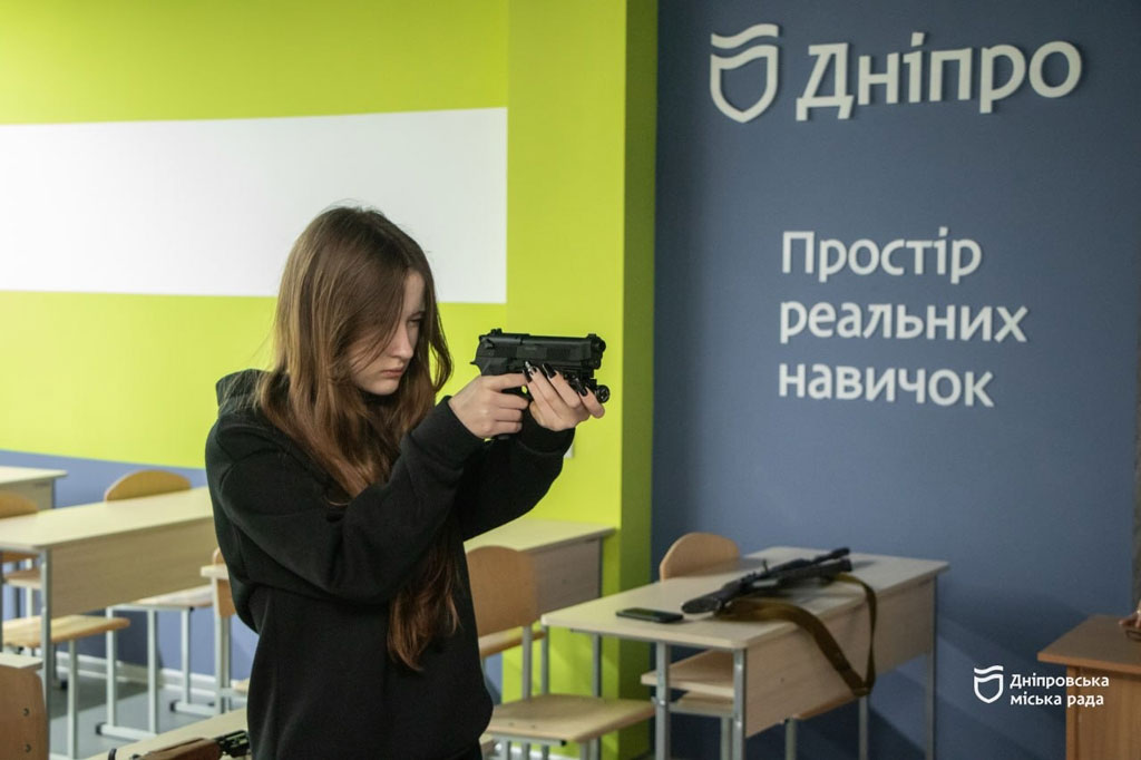 В Днепре школьников учат руководить дронами и спасать жизнь на уроках «Защита Украины» В Днепре школьников учат руководить дронами и спасать жизнь на уроках «Защита Украины»
