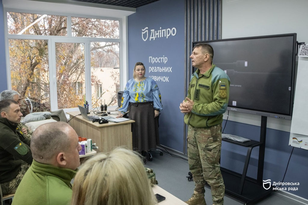 В Днепре школьников учат руководить дронами и спасать жизнь на уроках «Защита Украины» В Днепре школьников учат руководить дронами и спасать жизнь на уроках «Защита Украины»