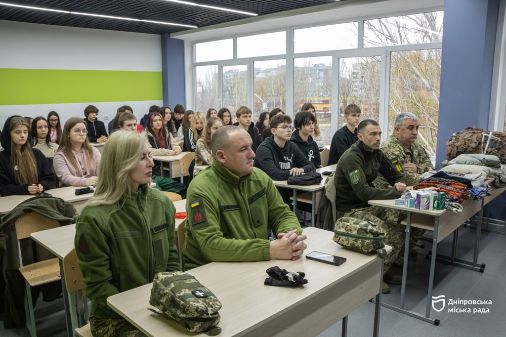 В Днепре школьников учат руководить дронами и спасать жизнь на уроках «Защита Украины» В Днепре школьников учат руководить дронами и спасать жизнь на уроках «Защита Украины»