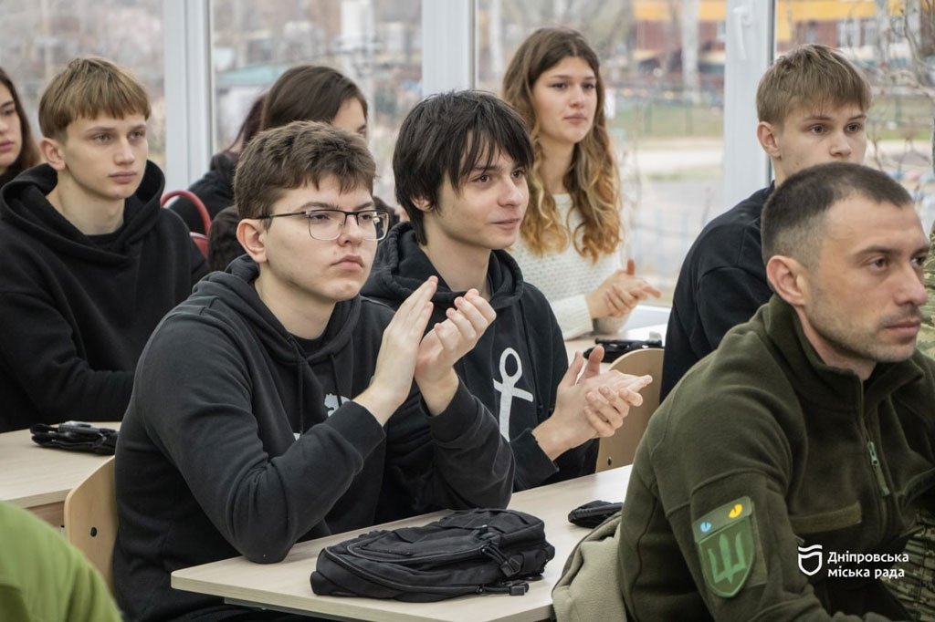 В Днепре школьников учат руководить дронами и спасать жизнь на уроках «Защита Украины» В Днепре школьников учат руководить дронами и спасать жизнь на уроках «Защита Украины»
