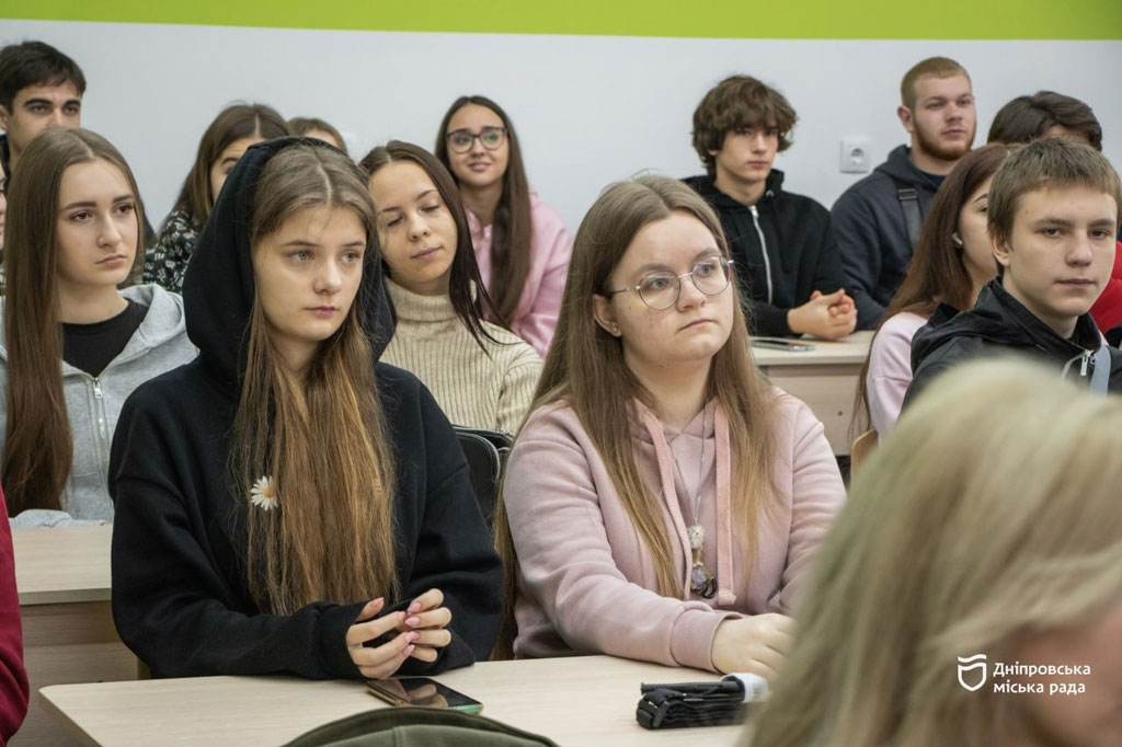 В Днепре школьников учат руководить дронами и спасать жизнь на уроках «Защита Украины» В Днепре школьников учат руководить дронами и спасать жизнь на уроках «Защита Украины»