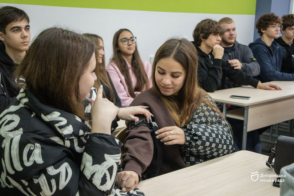 В Днепре школьников учат руководить дронами и спасать жизнь на уроках «Защита Украины» В Днепре школьников учат руководить дронами и спасать жизнь на уроках «Защита Украины»