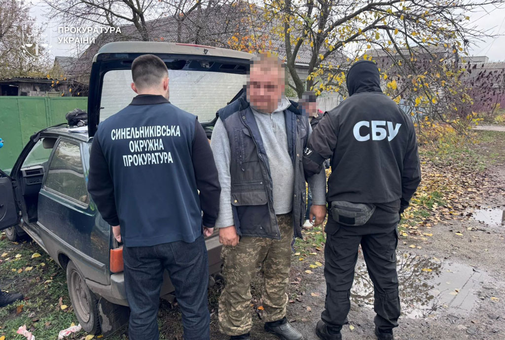 В Днепропетровской области полицейские задержали мужчину, который продавал военнообязанным фиктивные документы для отсрочки от мобилизации и незаконного пересечения границы В Днепропетровской области полицейские задержали мужчину, который продавал военнообязанным фиктивные документы для отсрочки от мобилизации и незаконного пересечения границы