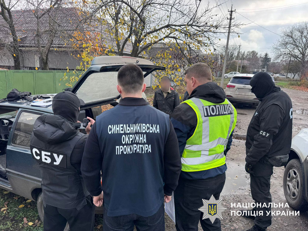В Днепропетровской области полицейские задержали мужчину, который продавал военнообязанным фиктивные документы для отсрочки от мобилизации и незаконного пересечения границы В Днепропетровской области полицейские задержали мужчину, который продавал военнообязанным фиктивные документы для отсрочки от мобилизации и незаконного пересечения границы