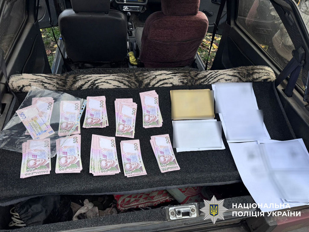 В Днепропетровской области полицейские задержали мужчину, который продавал военнообязанным фиктивные документы для отсрочки от мобилизации и незаконного пересечения границы В Днепропетровской области полицейские задержали мужчину, который продавал военнообязанным фиктивные документы для отсрочки от мобилизации и незаконного пересечения границы