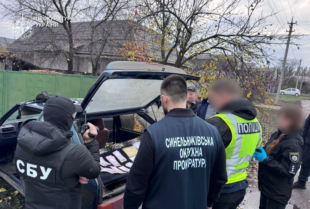 В Днепропетровской области полицейские задержали мужчину, который продавал военнообязанным фиктивные документы для отсрочки от мобилизации и незаконного пересечения границы В Днепропетровской области полицейские задержали мужчину, который продавал военнообязанным фиктивные документы для отсрочки от мобилизации и незаконного пересечения границы