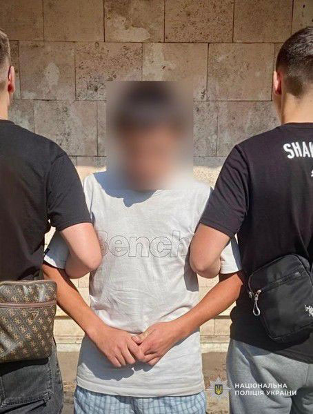 В Днепре грабителя сорвавшего с женщины золотое украшение осудили на 7 лет В Днепре грабителя сорвавшего с женщины золотое украшение осудили на 7 лет