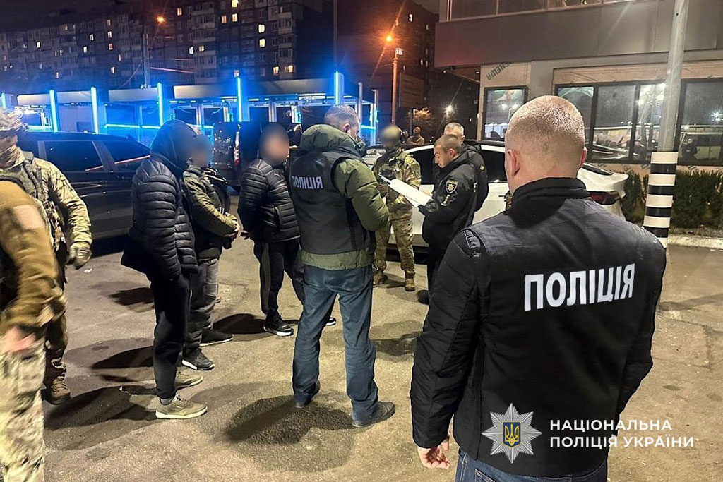 В Днепре за вымогательство несуществующего долга у предпринимателя полицейские задержали группу мужчин В Днепре за вымогательство несуществующего долга у предпринимателя полицейские задержали группу мужчин