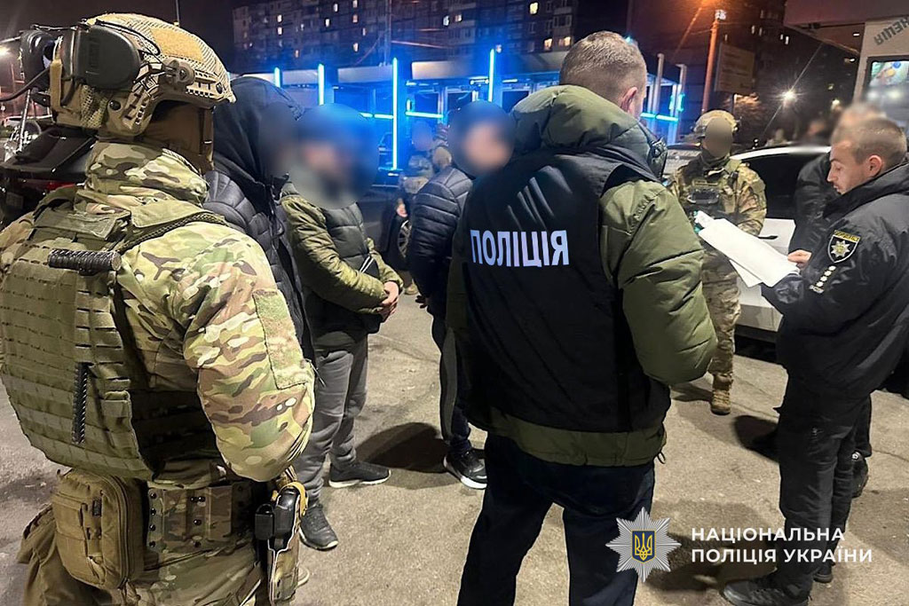 В Днепре за вымогательство несуществующего долга у предпринимателя полицейские задержали группу мужчин В Днепре за вымогательство несуществующего долга у предпринимателя полицейские задержали группу мужчин
