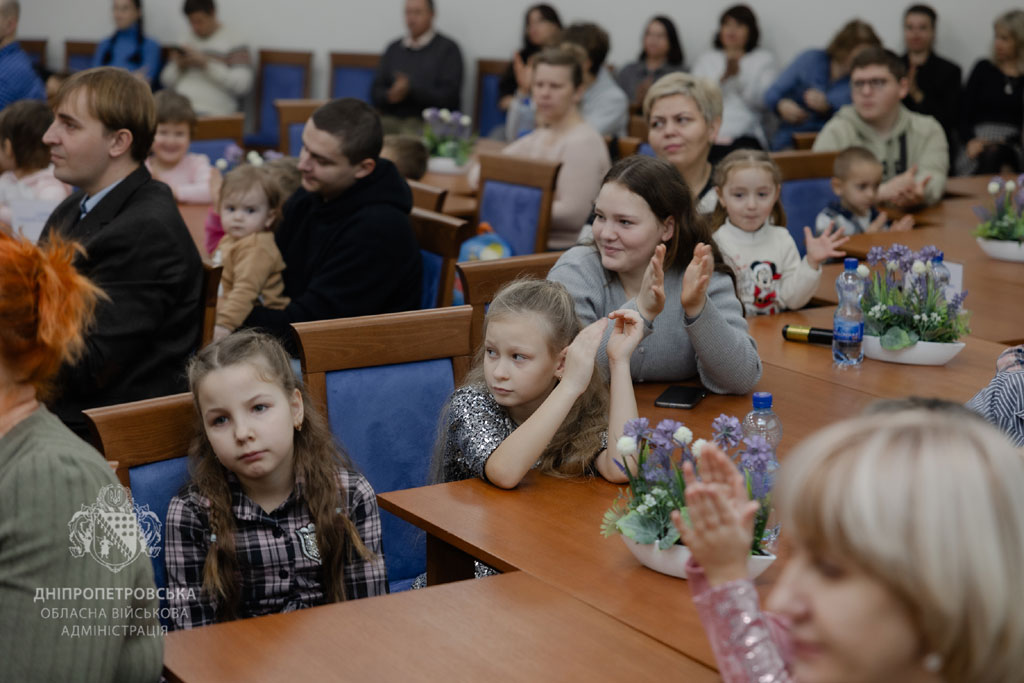 В Кривом Роге родителям-воспитателям 10 детских домов семейного типа вручили ключи от нового жилья В Кривом Роге родителям-воспитателям 10 детских домов семейного типа вручили ключи от нового жилья