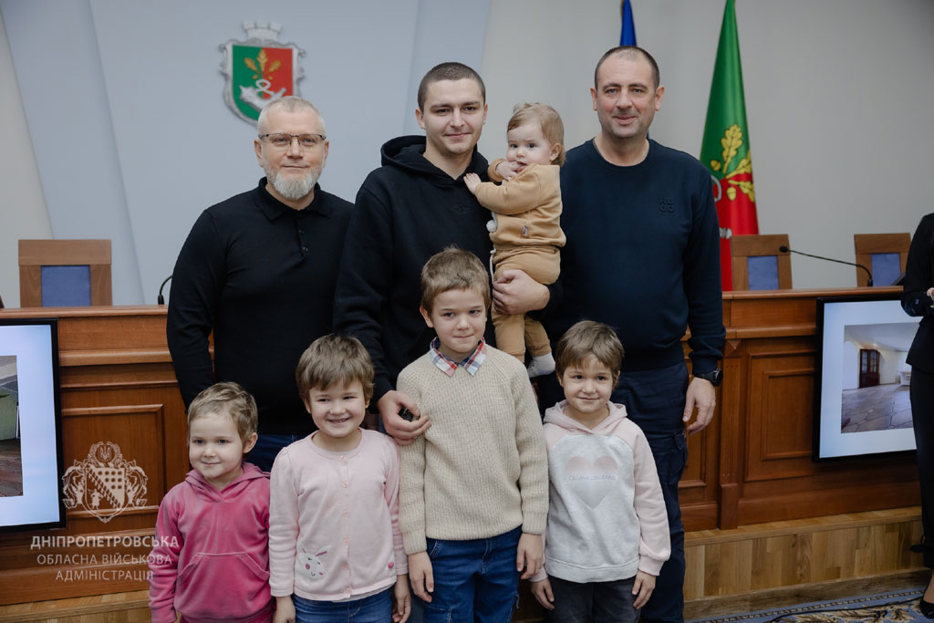 В Кривом Роге родителям-воспитателям 10 детских домов семейного типа вручили ключи от нового жилья В Кривом Роге родителям-воспитателям 10 детских домов семейного типа вручили ключи от нового жилья